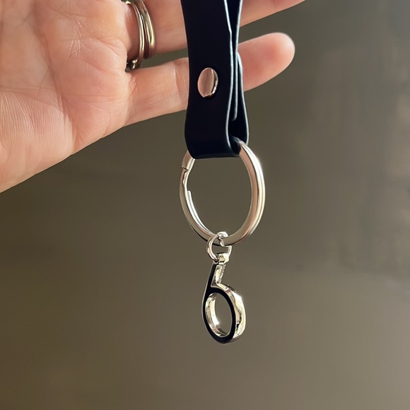 Bloomingdales key chain new in box - Picture 7 of 12